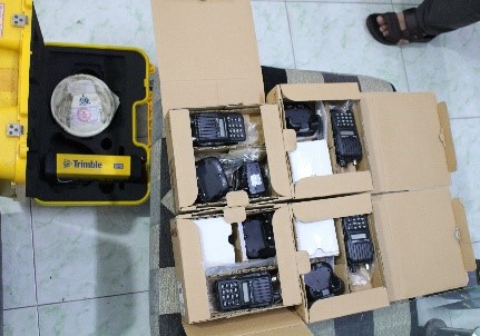 Máy định vị DGPS và 04 máy bộ đàm