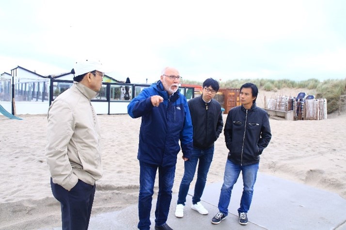 Tham quan thực địa dự án Động cơ cát cùng GS. TS Marcel Stive và GS. TS. Trịnh Minh Thụ tại Hà Lan